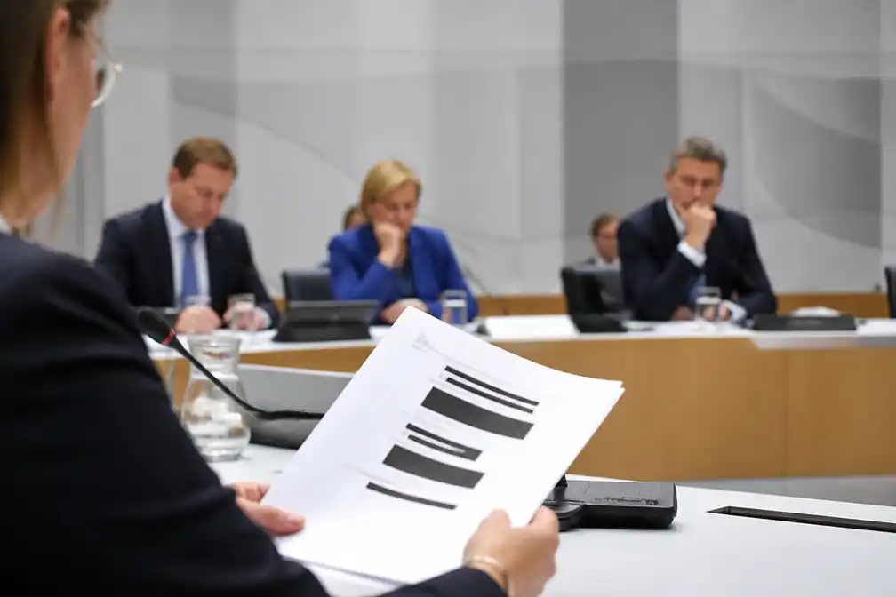 Coronacommissie maakte appjes met beledigingen tussen ministers openbaar