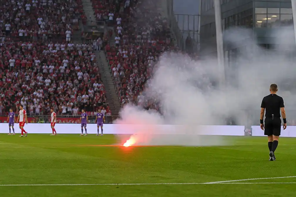 Eredivisie-duel FC Utrecht - Go Ahead Eagles gestaakt na vuurwerk op veld