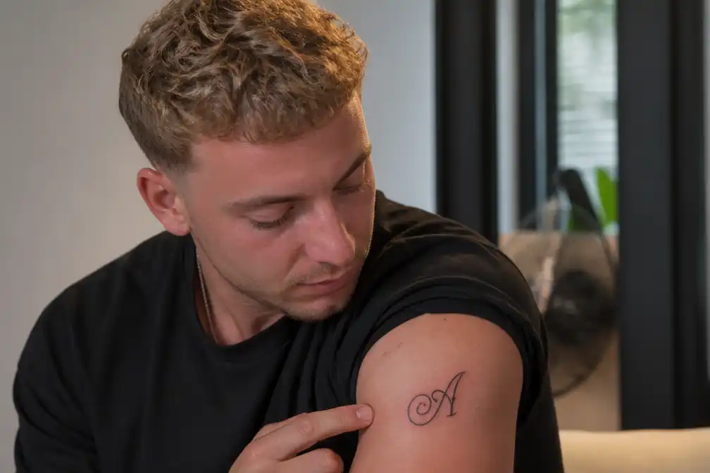 Diederik uit De Bondgenoten laat initiaal Anouk tatoeëren