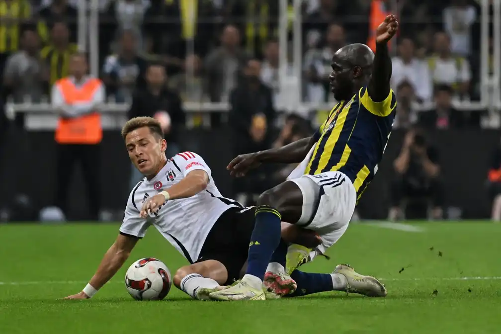 Besiktas wint stadsderby, Lukaku geeft Trossard stevige tackle