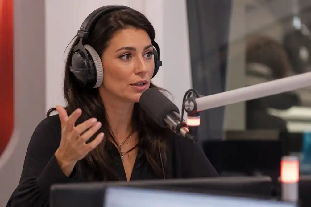 NPO-dj Tannaz Hajeby hekelt luisteraar om foto van seksschommel