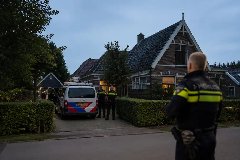 Politie vindt lichaam van vrouw (65) in woning Middenbeemster; man (29) aangehouden