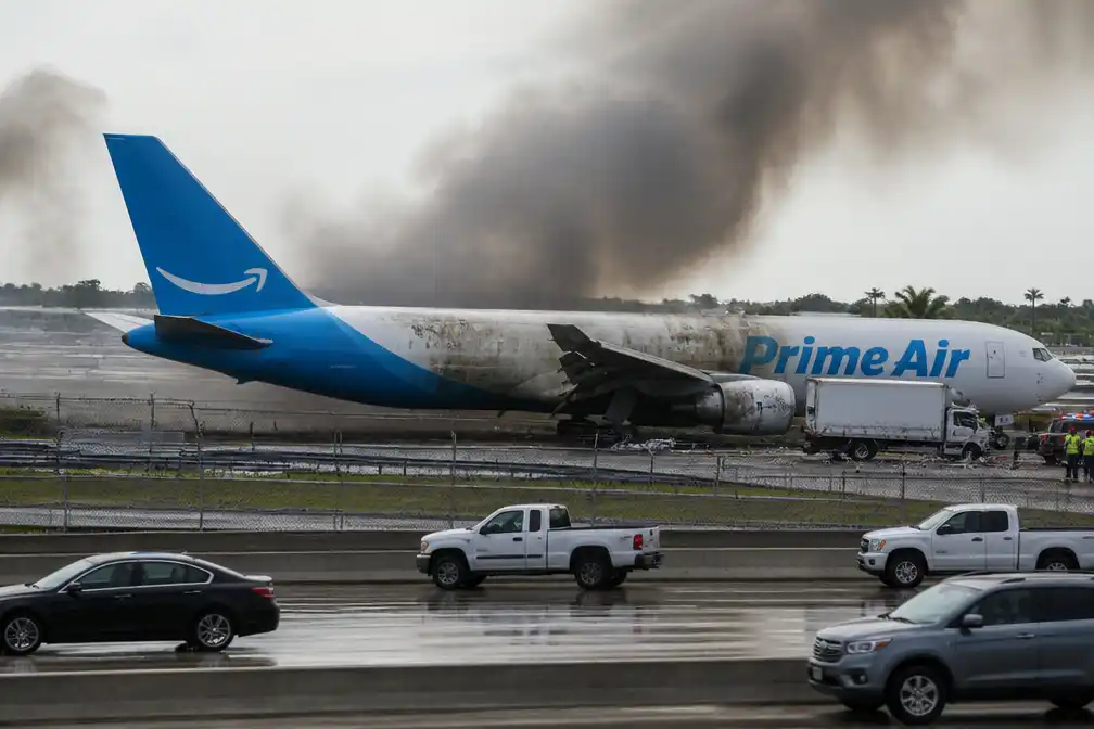 Vrachtvliegtuig Amazon schiet landingsbaan Miami voorbij en botst op truck