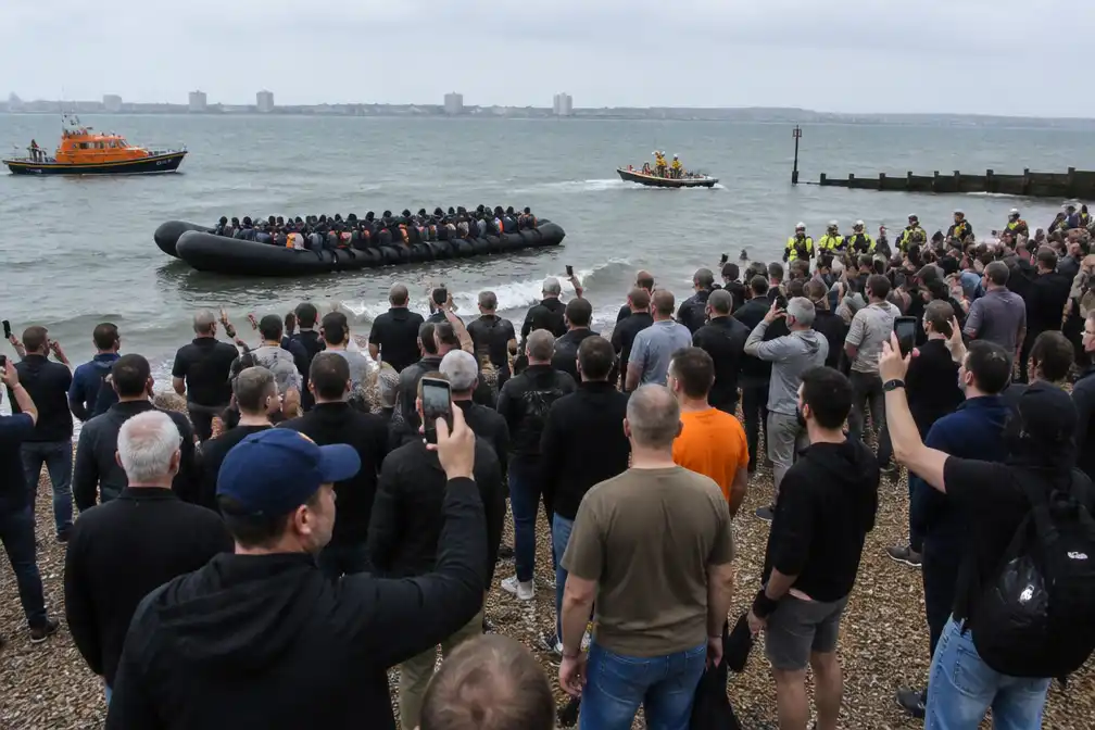 Honderden anti-migrantenbetogers in Portsmouth na redding van 140 asielzoekers