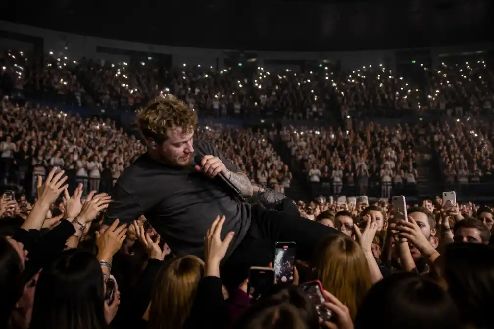 Alex Warren hard ten val tijdens concert in Melbourne, deelt beelden op Instagram