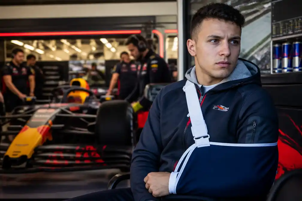 Hadjar mist ook Spaanse GP door polsblessure, bevestigt Red Bull