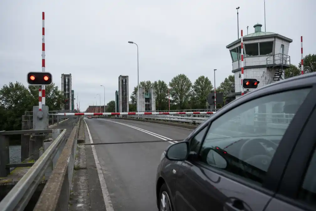 Man en zoon ontkomen aan dichtgaande slagbomen Julianasluis
