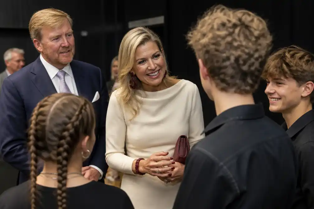 Koningspaar onder de indruk van jeugdtheatervoorstelling Zunder in Assen