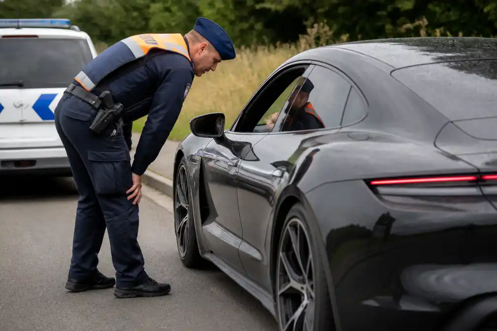 Porsche-bestuurder krijgt 21 dagen rijverbod na telefoon van justitieassistente