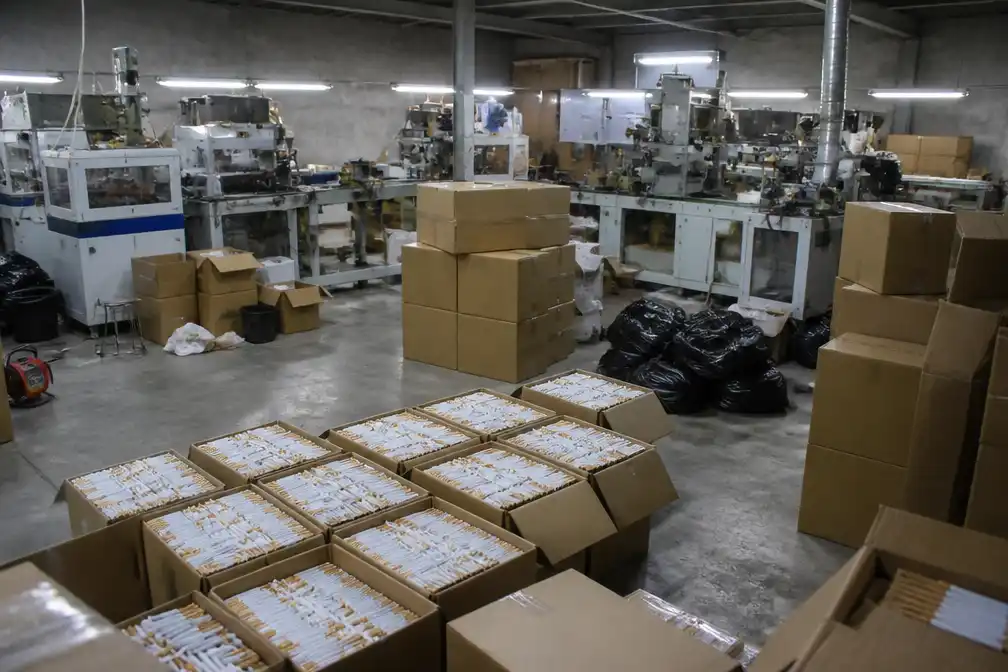 Douane haalt in Ninove illegale sigarettenfabriek neer: 4,5 miljoen sigaretten en 11 arrestaties