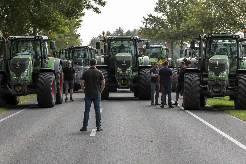 Boeren blokkeren N343 bij Kloosterhaar urenlang uit protest tegen stikstof