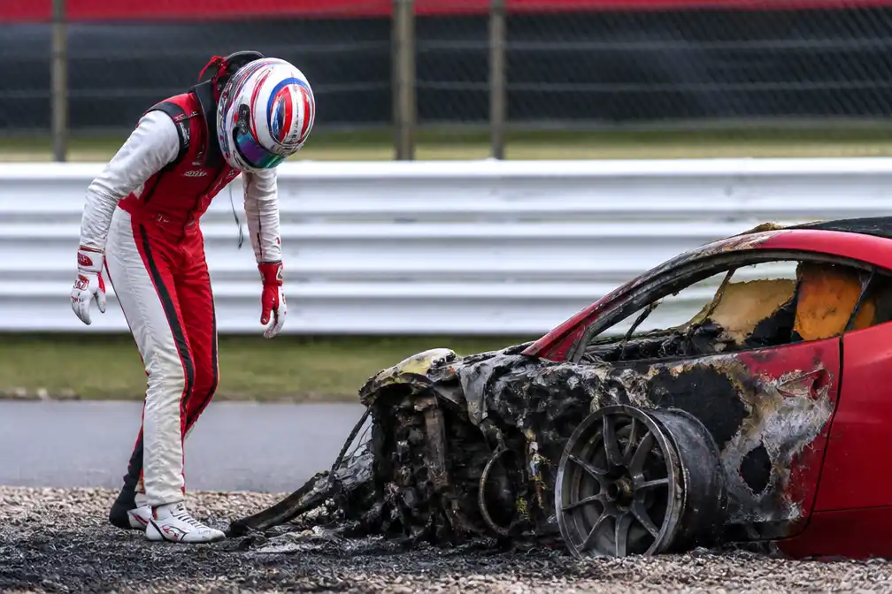 Dutch coureur Loek Hartog racet dit weekend weer na redding uit brandende Ferrari