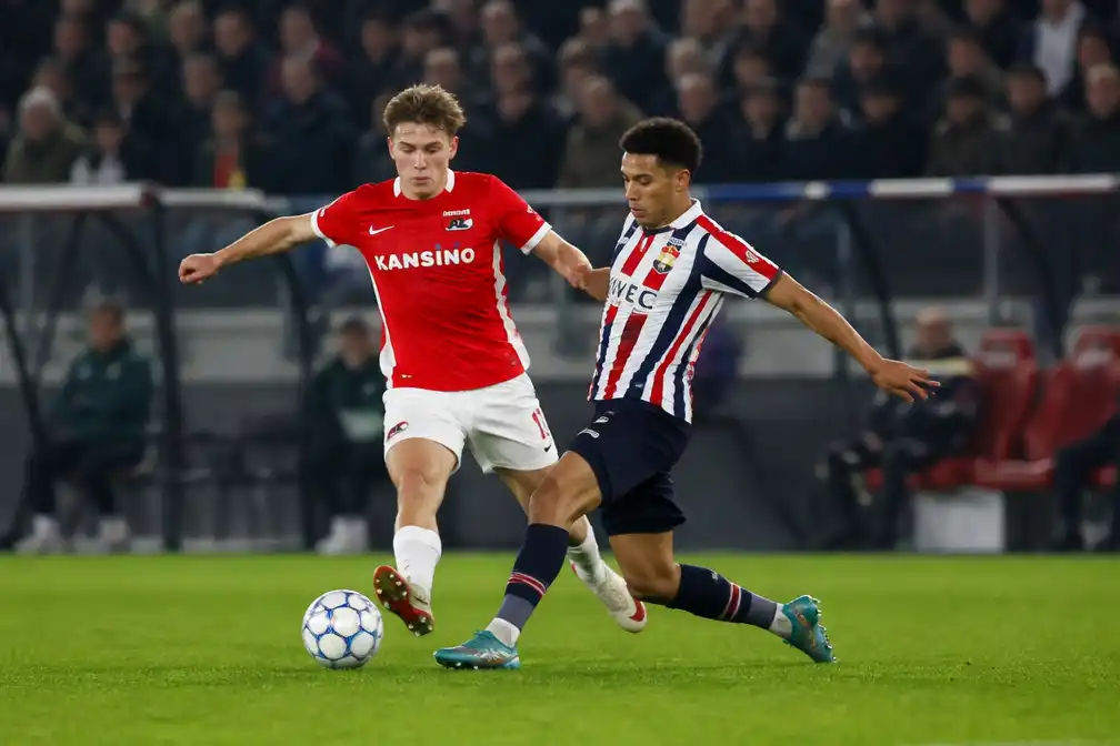 Koploper AZ met vijftien punten op bezoek bij Willem II in Tilburg