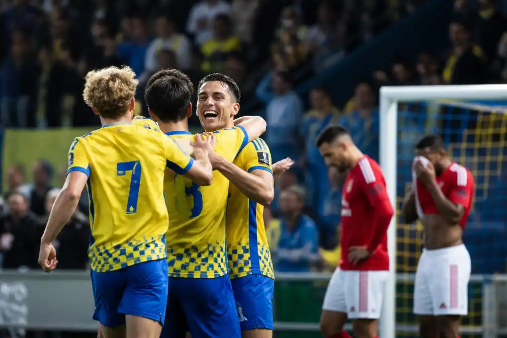 Westerlo verslaat Standard met 4-2 voor eerste thuiszege en bezorgt Rouches eerste nederlaag