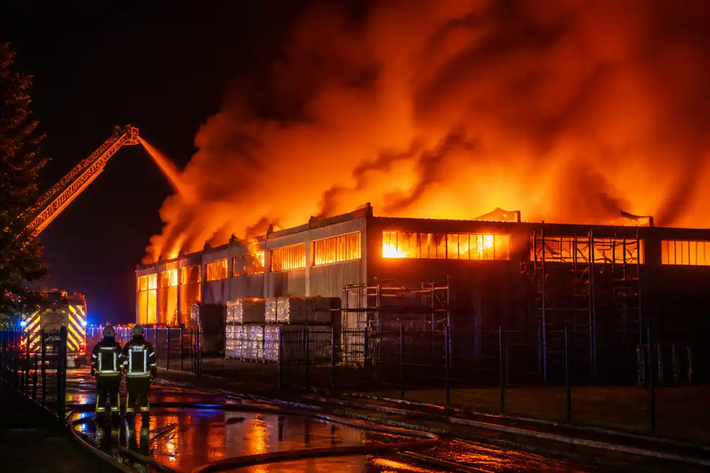 Zware brand verwoest magazijn van voormalige Westorama in Oostrozebeke