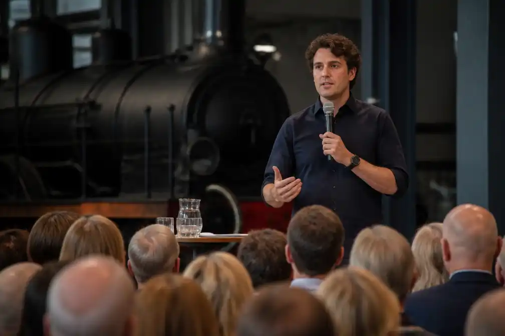 Klaver 'ondanks alles' bereid over begroting te praten, eist einde bezuinigingen