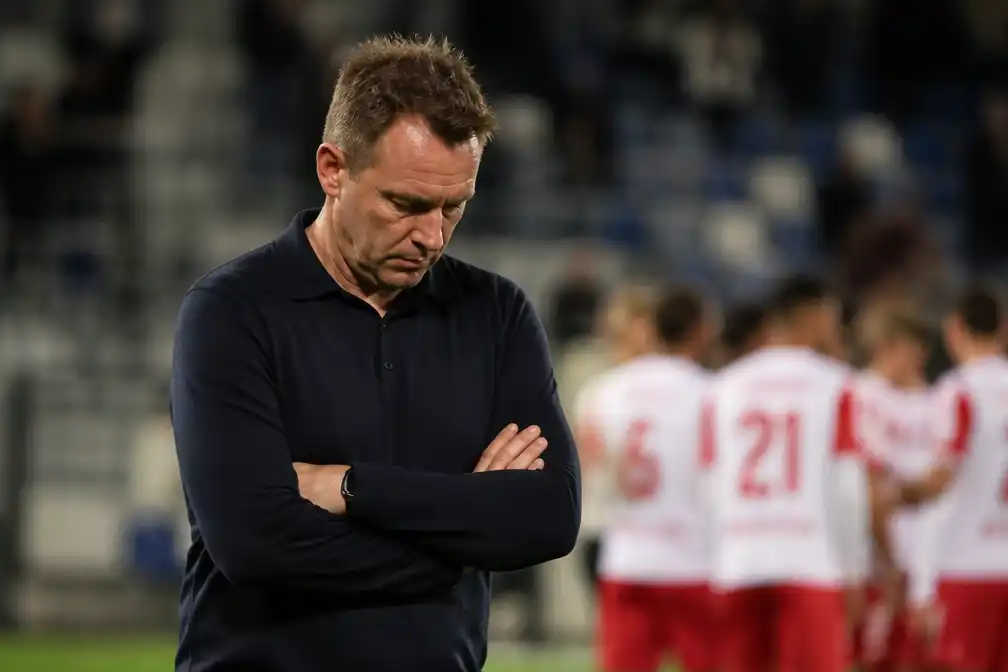 La Louvière verslaat KV Kortrijk met 3-0, druk op Michiel Jonckheere neemt toe