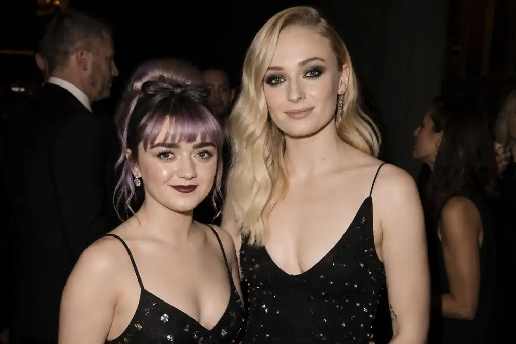 Maisie Williams en Sophie Turner lezen scripts voor nieuwe samenwerking