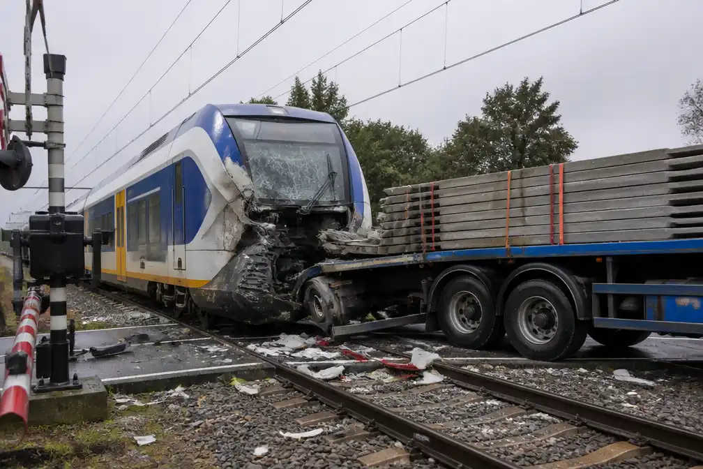 Trein botst op vrachtwagen bij Ermelo, geen treinverkeer tussen Amersfoort en Zwolle