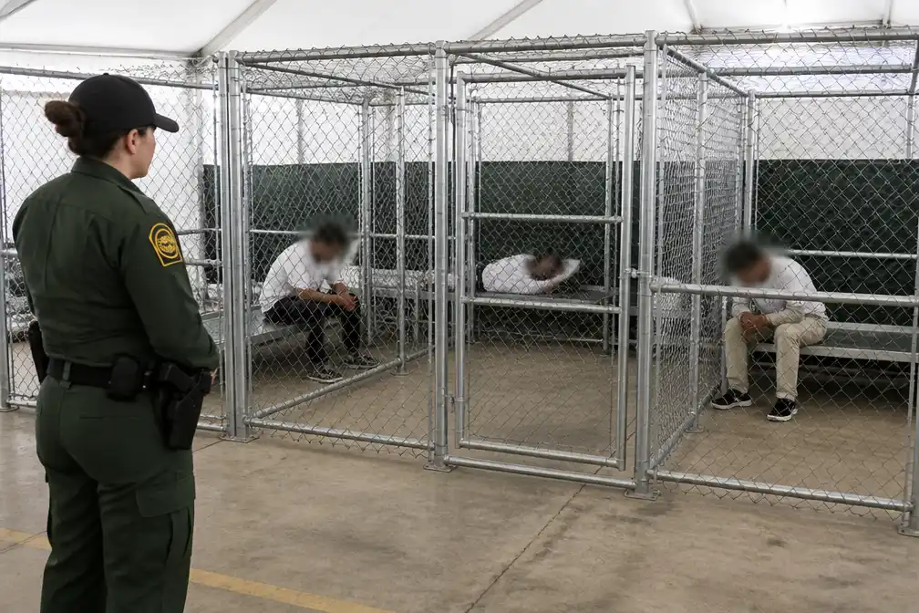 Toezichthouder DHS: gedetineerden 'Alligator Alcatraz' in kleine kooien