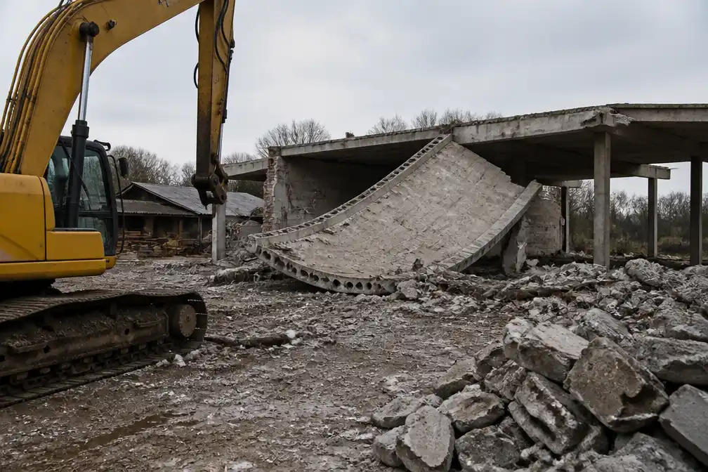 Arbeider sterft onder betonnen gewelf bij afbraakwerken in Woumen