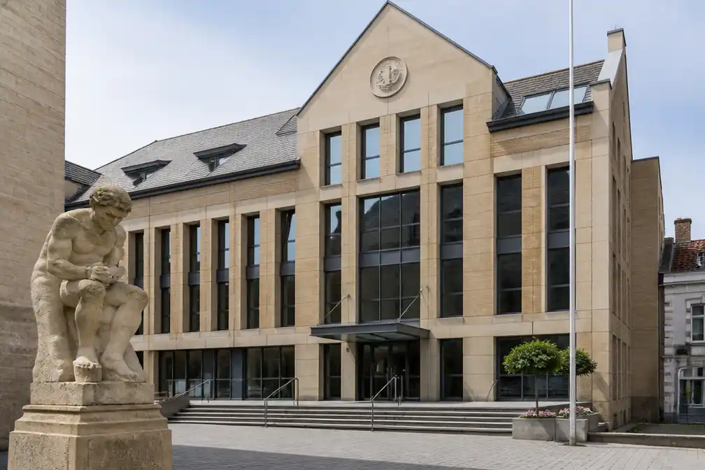 Stadsbestuur Eeklo biedt excuses aan vóór vertrouwensstemming over toxisch gedrag