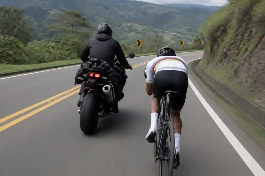 Colombiaan William Colorado gefilmd aan 115 km/u in WK-voorbereiding