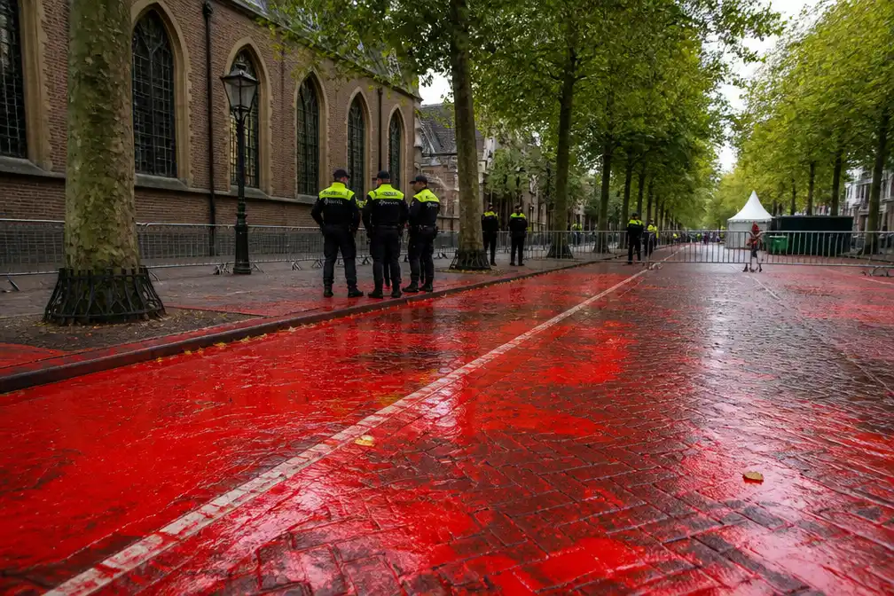 Zes opgepakt na rode verf op route Prinsjesdag in Den Haag