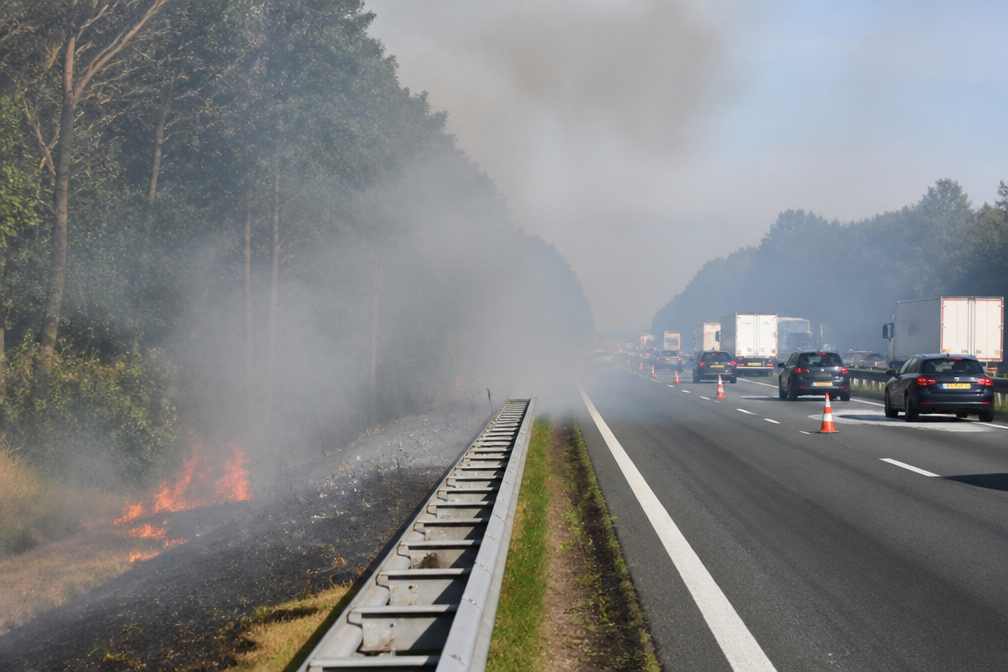 Brandjes gemeld langs Nederlandse wegen en snelwegen tijdens boerenactie