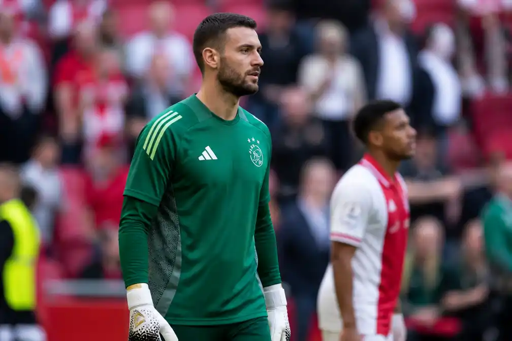 Ajax-trainer Míchel verrast met opstelling voor inhaalduel met Willem II