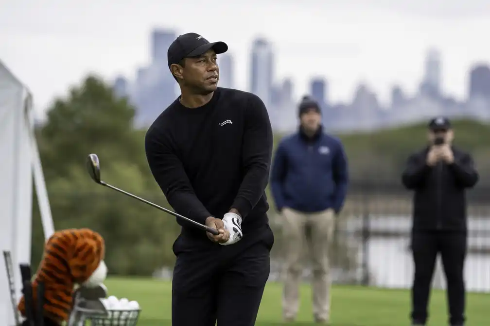 Tiger Woods slaat zes maanden na auto-ongeval weer ballen op golfbaan in New Jersey