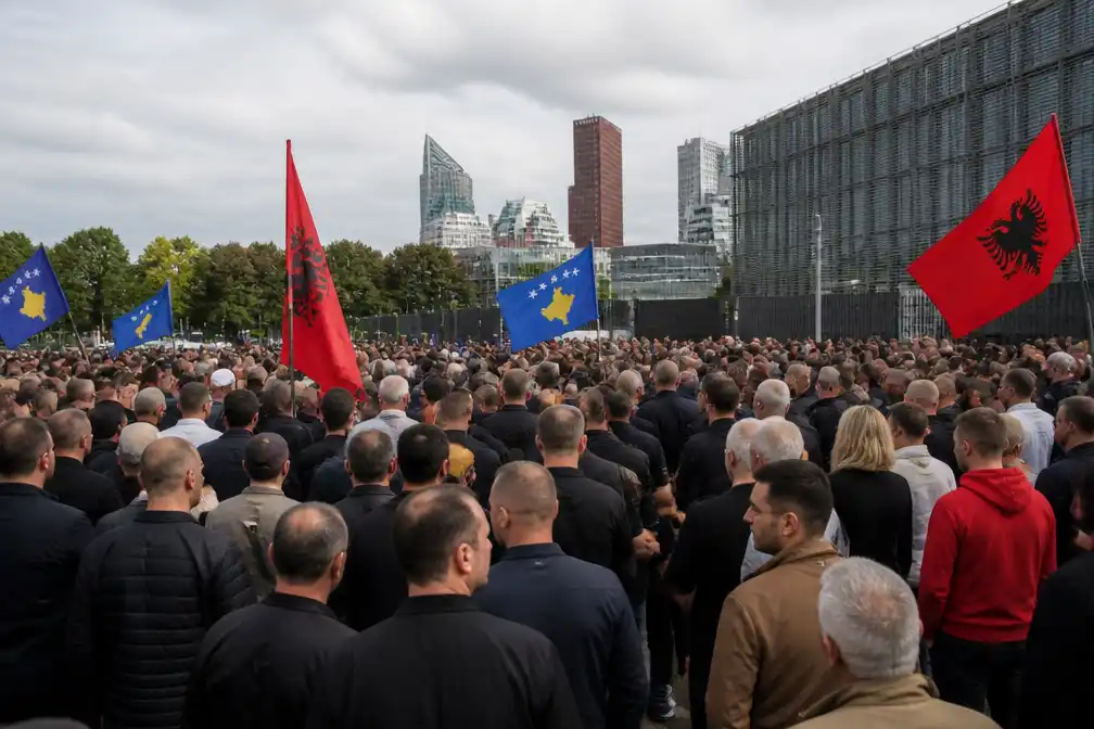 Kosovaren protesteren in Den Haag terwijl Thaçi en ex-UÇK'ers straf horen
