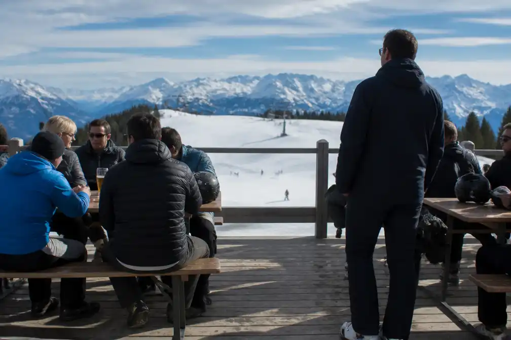 Topfiscalist Amsterdam behoudt baan: ski-reisopmerking geen grond voor ontslag op staande voet