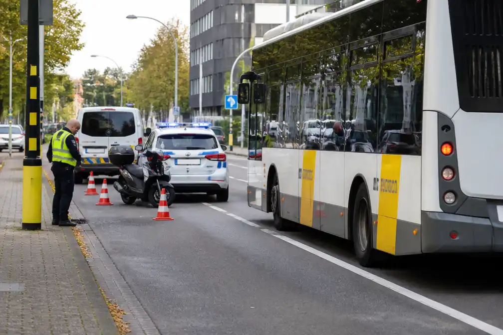 Kind aangereden door De Lijn-bus in Gent, naar ziekenhuis met hoofdwonde