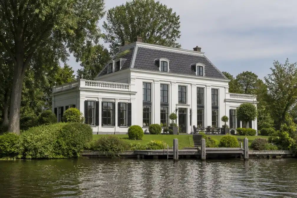 Villa in Kinderdijk waar bewoner in bed werd doodgeschoten staat te koop