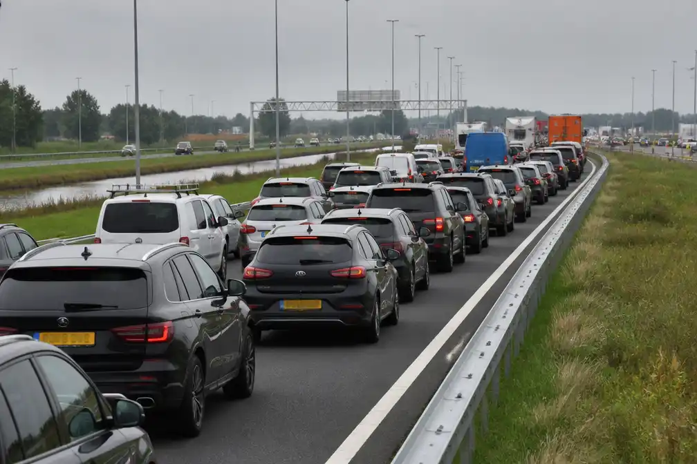 Ongeluk op A12 bij Woerden zorgt voor enorme file en drie uur vertraging