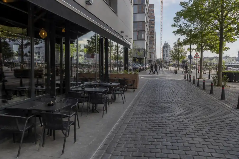 Antwerpse politie zoekt twee verdachten na vechtpartij in Bar du Port, slachtoffer (34) in levensgevaar