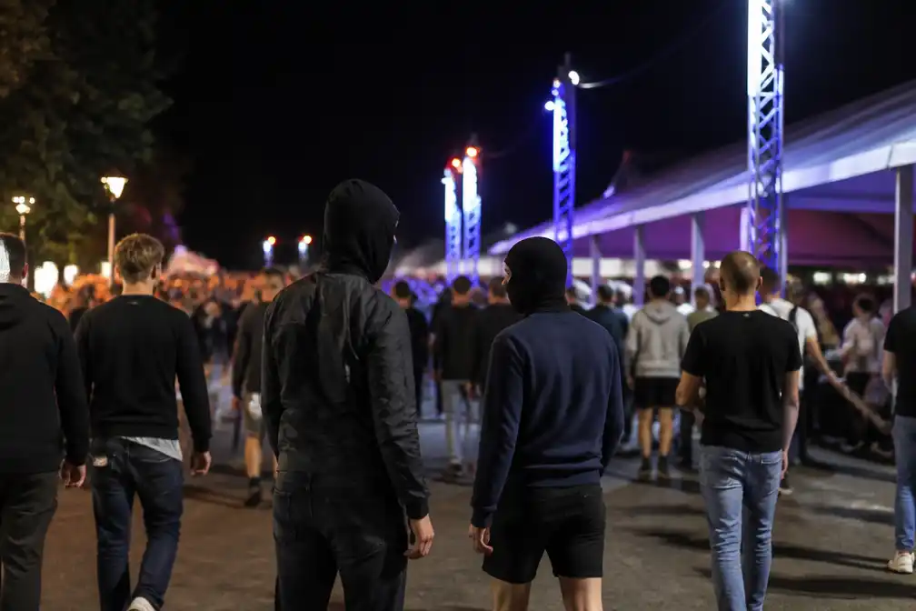 Groep gemaskerde mannen valt 18-jarige aan bij Noorderzon: kaak op twee plekken gebroken