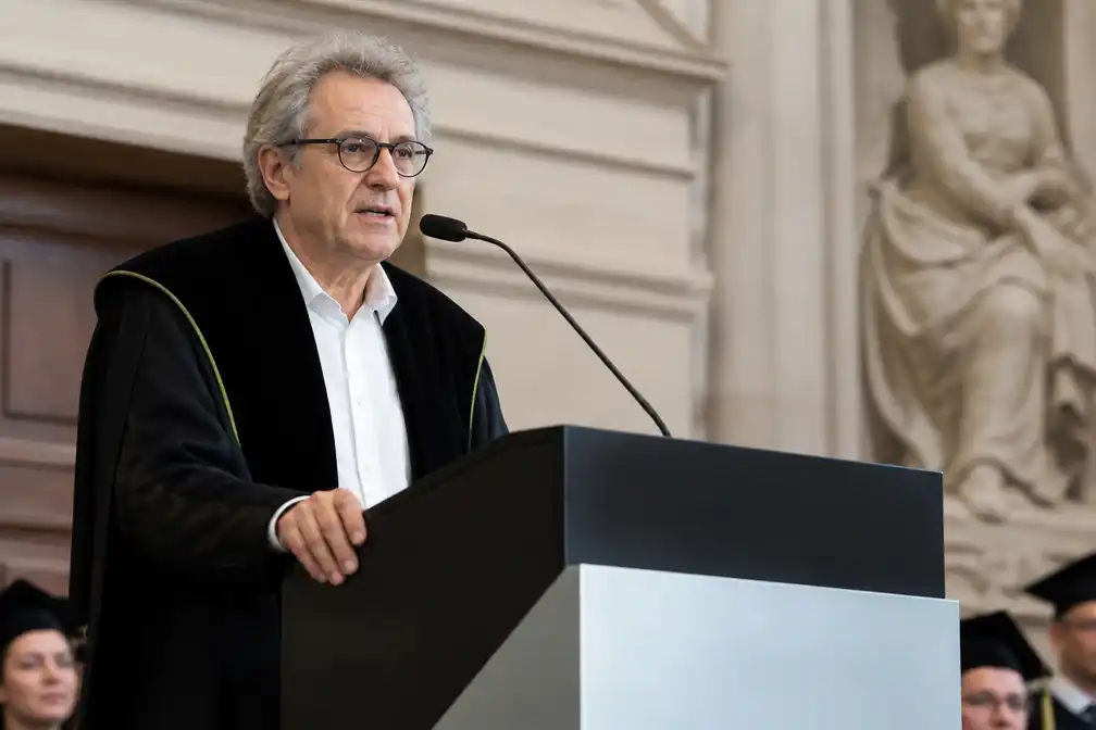 UGent-studenten jouwen professor ethiek Freddy Mortier uit bij proclamatie