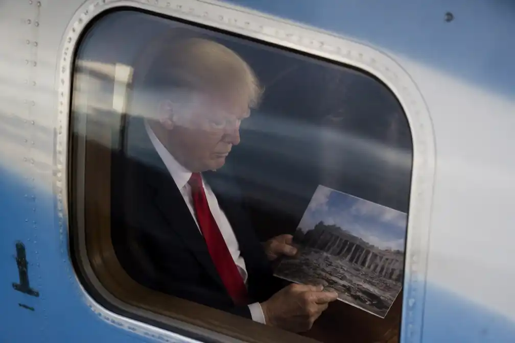 Trump gefotografeerd met afbeelding die sloop Kennedy Center lijkt te tonen