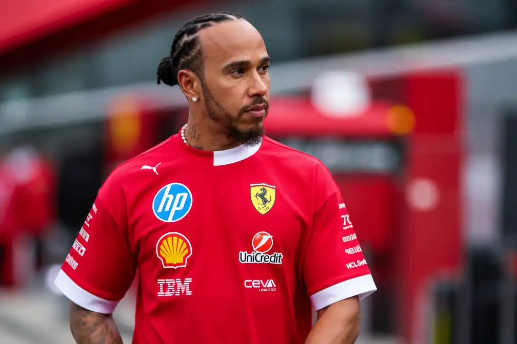Hamilton ontkent aandringen op personeelswijzigingen bij Ferrari