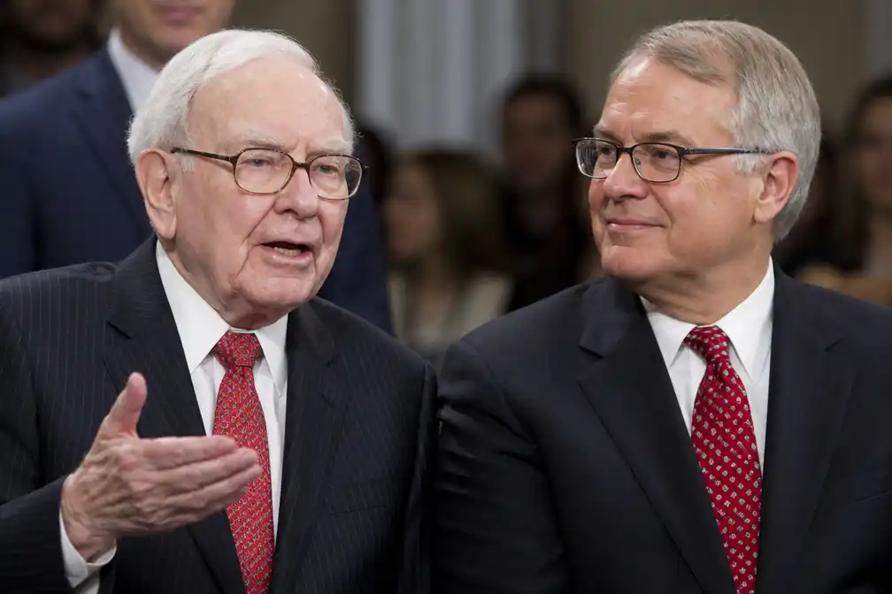 Warren Buffett (96) stopt als voorzitter van Berkshire Hathaway, zoon Howard volgt op