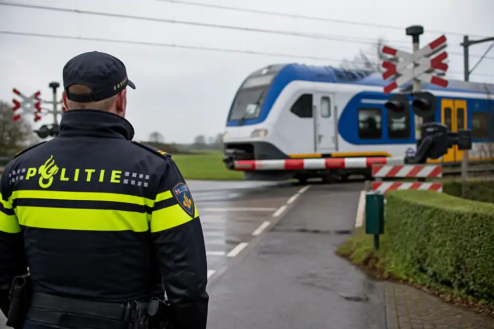 Fietser overleden na aanrijding met trein bij spoorwegovergang in Mantgum
