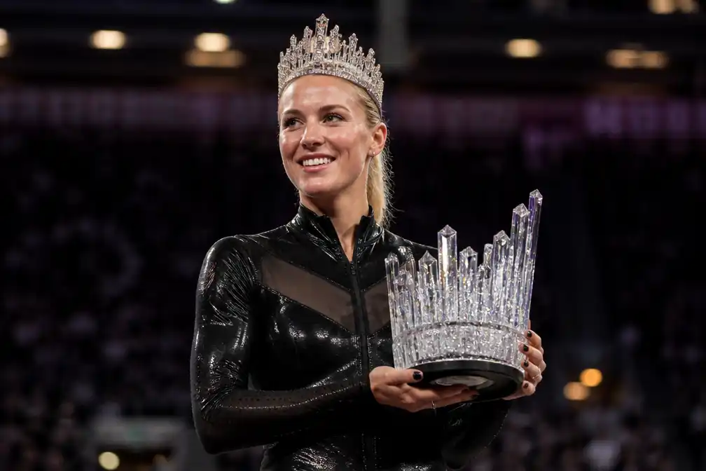 Keely Hodgkinson wint 800 meter op Athlos in Londen in Catwoman-outfit en kroon