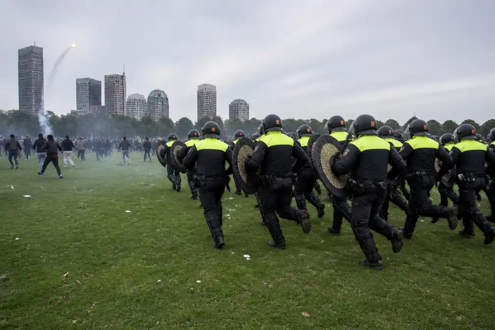 Politie ontbindt demonstratie op Malieveld, ME bekogeld met vuurwerk en verkeersborden