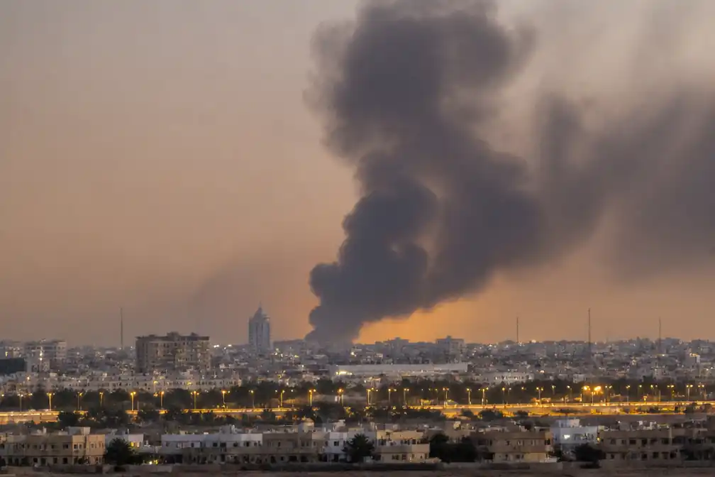 Houthi's claimen aanvallen op Riyad en olie-installaties in Saoedi-Arabië