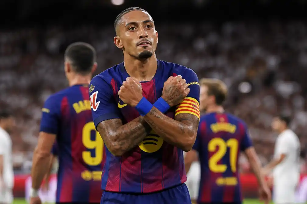 Hattrick van Raphinha bezorgt foutloos Barcelona 1-3-zege bij Sevilla