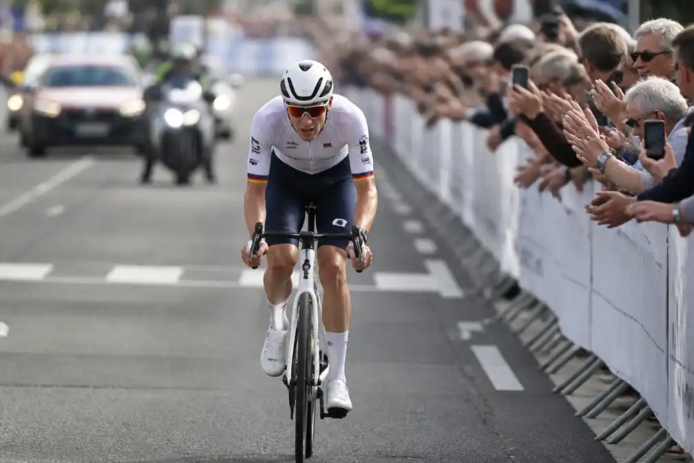 Van der Poel wint vijfde etappe Ronde van Luxemburg na solo van 175 kilometer