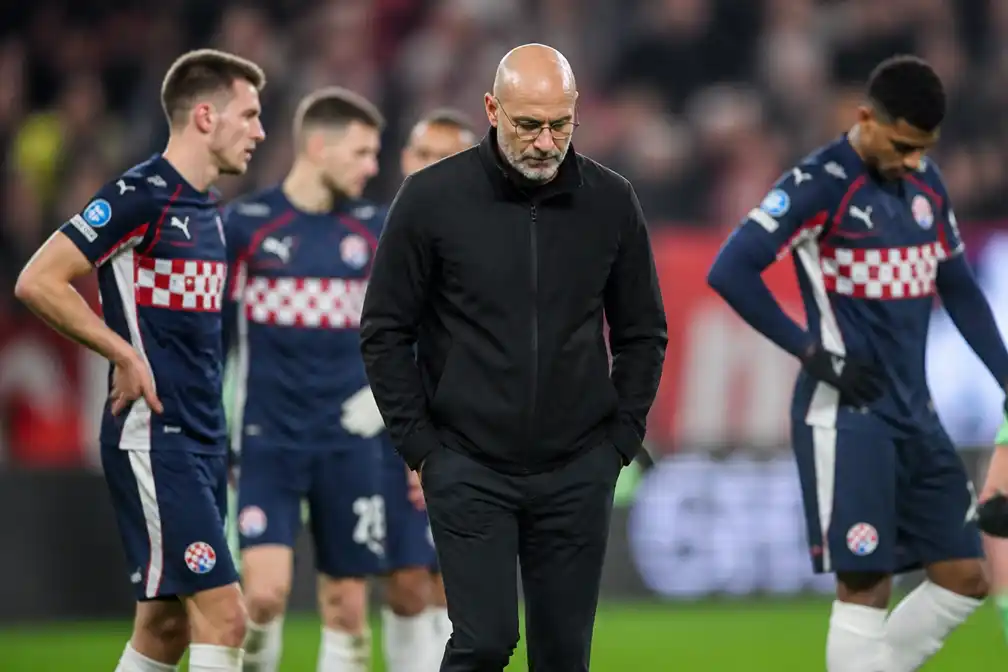 PSV verliest koppositie na uitnederlaag bij FC Twente in Enschede