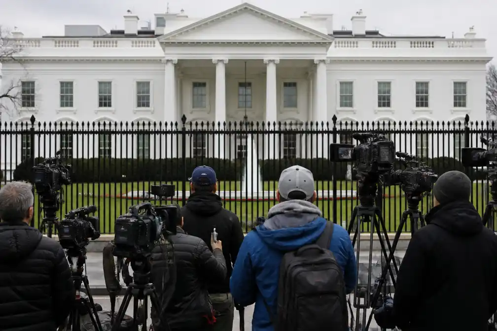 CNN, MS NOW en Politico klagen regering-Trump aan om verbod op Witte Huis